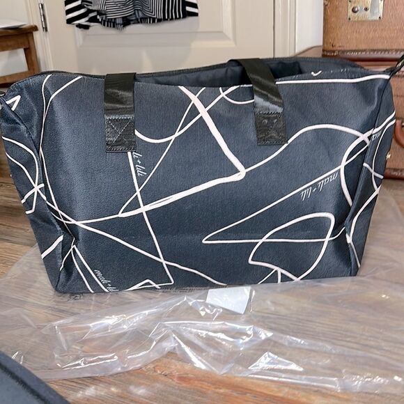 Mali + Lili Weekender Bag in Black Abstract - Picture 12 of 12